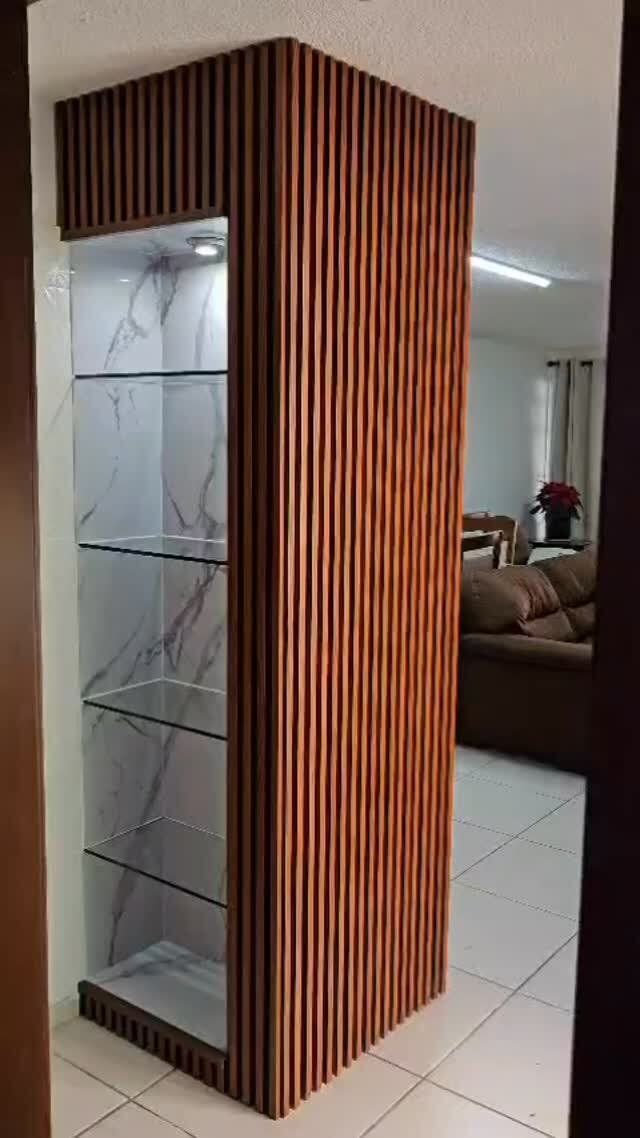 Instalación de lambrín de listón de madera con mármol de PVC por Lia Cucina