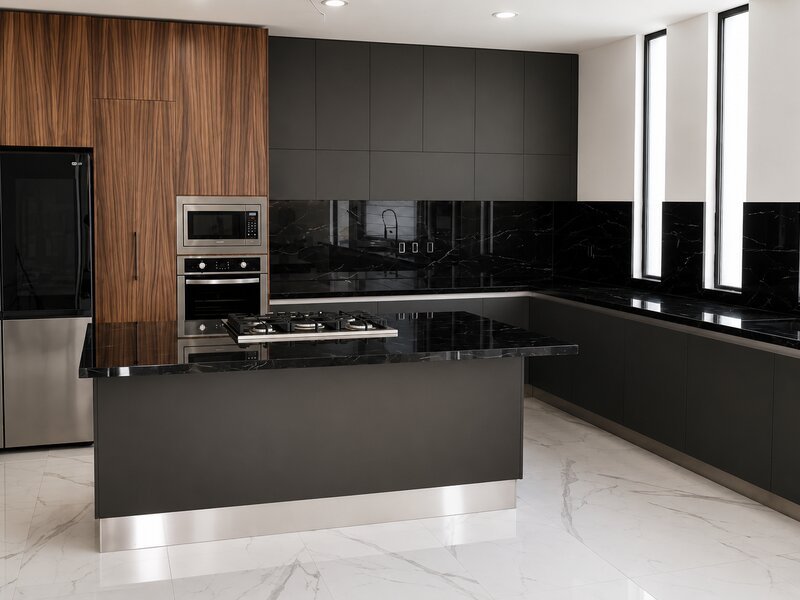 Cocina integral premium con isla y cubierta de granito negro